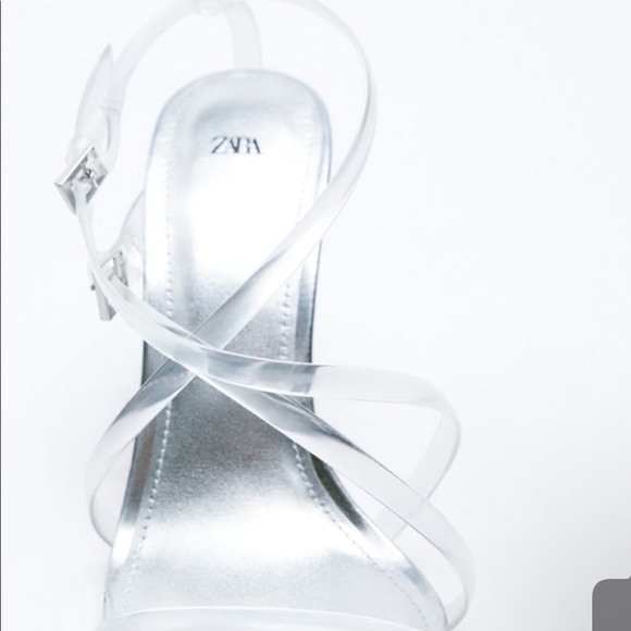 Buckled vinyl heeled sandals - Picture 5 of 7